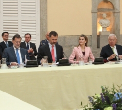 Sus Majestades los Reyes, acompañados por el presidente del Gobierno, el ministros de Asuntos Exteriores y de Cooperación, el ministro de Educación, C